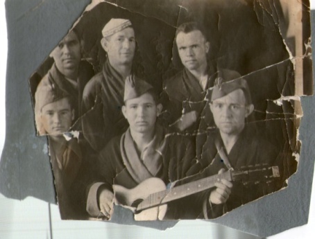 Гречишников П.П. (в центре с гитарой) с товарищами по госпиталю. Фото из архива Дрожалова Я.