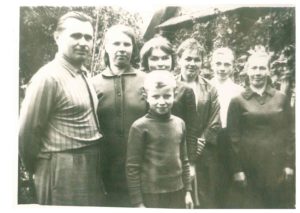 Жукова (Шевчук) Нина Михайловна (третья справа) с родственниками в послевоенное время 