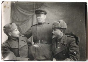 Виктор Степанович Сюлин (справа) с однополчанами. Февраль. 1945