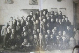 Николай Яковлевич с воспитанниками детского дома. 1946 год