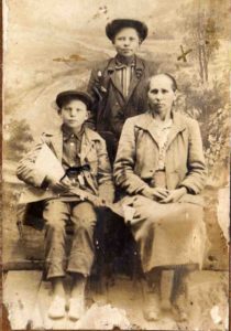 Прабабушка Акулина Алексеевна с сыновьями (слева мой прадед Виктор Васильевич)