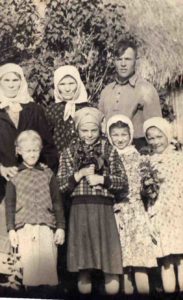 Прадед Журавлев Федор Федорович с матерью Анастасией Михайловной (крайняя слева) и дочерью Валентиной (в первом ряду крайняя справа)