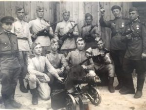 Сверба Демид Фомич (рядом с пулеметом, второй справа)